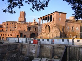 a komlex budov s dominantní tržnicí a věží Torre de Millizia