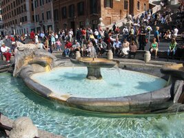 ke kašně Fontana della Barccacia