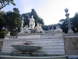 Zdobí je honosné fontány