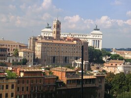 a tady v pozadí se všudypřítomným památníkem Vittoria Emmanuela