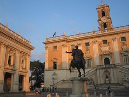 Nádvoří kapitolu s ústřední sochou Marca Aurelia