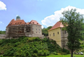 došli pod hrad v obci Libá