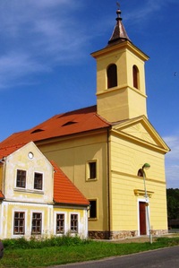 Okolo kostela ve vsi Stranné