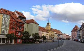 a prošli jí do města až před