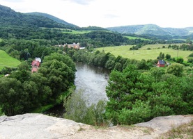 Okolo řeky jsme došli na nádraží,