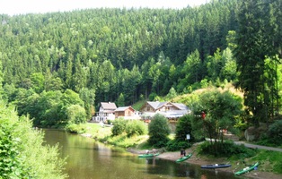 Za řekou je hospoda!