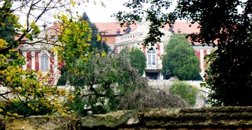a velký rokokový zámek