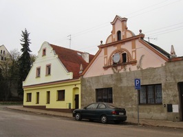 i pár domů s barokními štíty