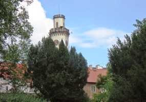 jsou vidět veže města