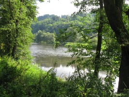 odkud sestupujeme opět k řece