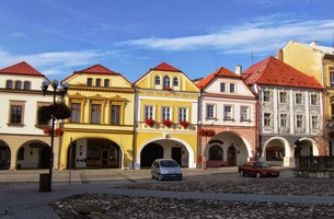 s dlouhými stinnými podloubími