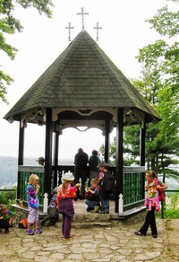 a stoupáme k vyhlídce U tří křížů