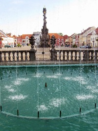 Míjíme průzračnou kašnu před mariánským sloupem