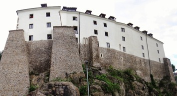 na vysokém skalním svahu nad Ohří