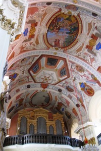 je honosný a působivý