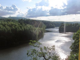 hladina přehrady se stříbřila