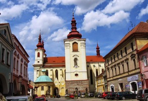 před dvojicí kostelů