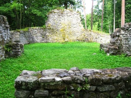 ale dnes jsou tu jen ruiny stejnojmenného hrádku