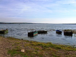 ke břehu Nechranické přehrady