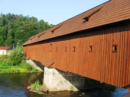 a u krytého dřevěného mostu