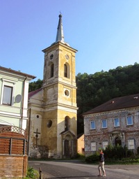 PÁ 11.8. Ráno pod místním kostelem