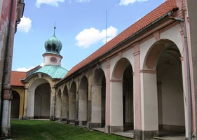 Ambity kláštera jsou starší,