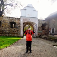 prošli jí na rozlehlé nádvoří