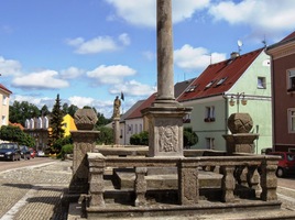 a je starší a malebnější