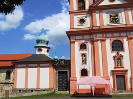 s velkým barokním chrámem,