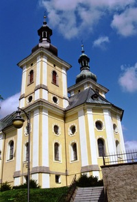 před kostelem na dolním náměstí