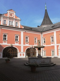 Z jeho nádvoří se přesunujeme