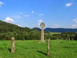 pod stejnojmenou zlověstnou zříceninou