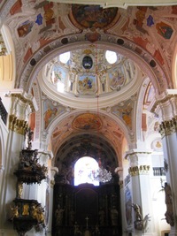 jehož prosvícený interiér