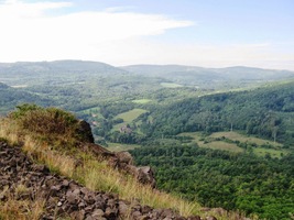 vede po okraji téměř kolmých svahů,