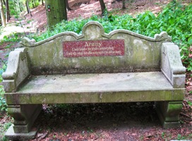 a proto jsou plné laviček,