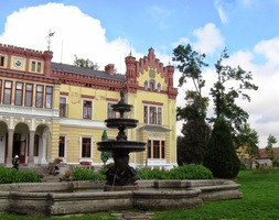 v bývalém zámku Mostov