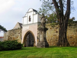 před branou hradu v Budyni/Ohří,