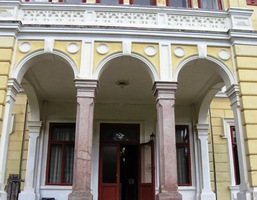 Z recepce projdou hosté průčelím hotelu