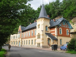 Některé stavby jsou už částečně opravené,