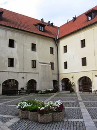 mnohokrát byl oškozen (požár, války),