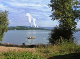 se siluetou elektrárny Tušimice v pozadí
