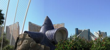 a všude kolem architektonická hypermoderna