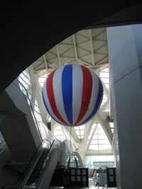 Ve vstupní aule pavilonu je tento balon