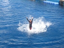 a pak se jí ponořili pod nohama!