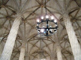 Je to vrcholné evropské dílo civilní gotiky (pod záštitou UNESCO)