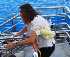 a tento divý muž cosi divákům vysvětluje