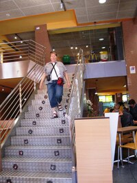 a následně důstojně opouští standardní WC u McDonalds