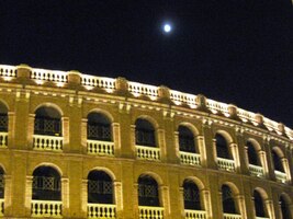 Úplněk nad býčí arénou