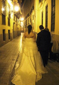 ze tmy vystoupili svatebčané