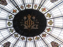 a téměř do nebe sahající klenbu